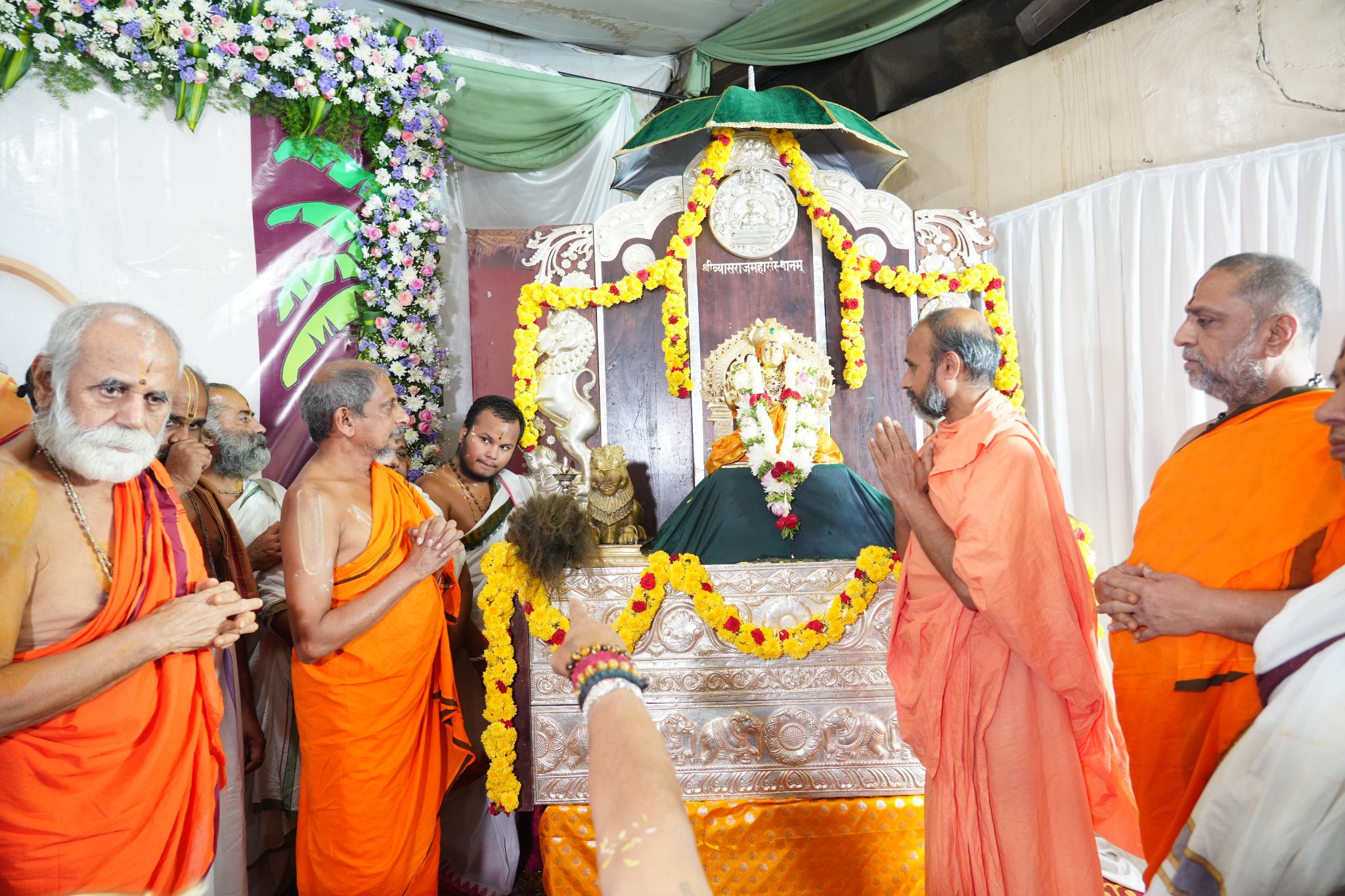 HH Shri Satyatmatirtha Swamiji at HH Shri Vidyashreesha Tirtha's Peetharohana Dashamanotsava-17