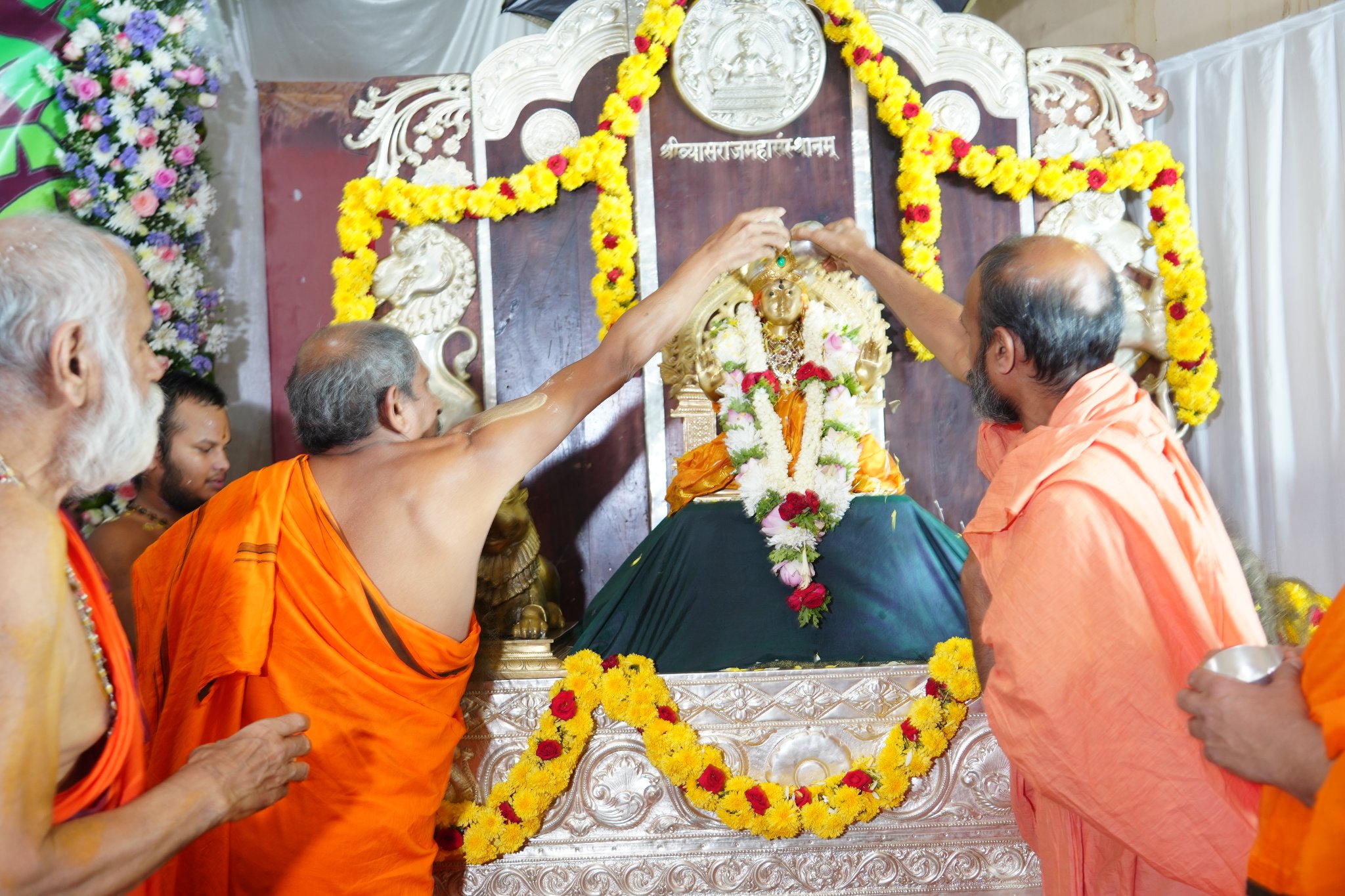 HH Shri Satyatmatirtha Swamiji at HH Shri Vidyashreesha Tirtha's Peetharohana Dashamanotsava-11